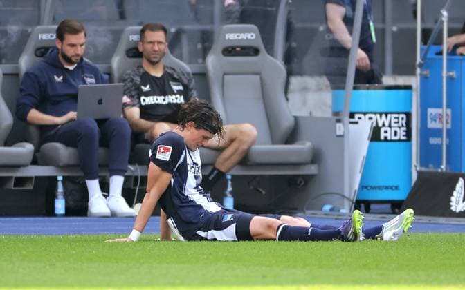 Fabian Reese, Hertha disappointed after the end of the match Disappointment Sport Football Soccer DFL 2 Bundesliga Men 6 Matchday Season 2025 2026 20 09 2025 Hertha BSC Berlin vs SC Paderborn SCP DFL regulations prohibit any use of photographs as image sequences and or quasi video