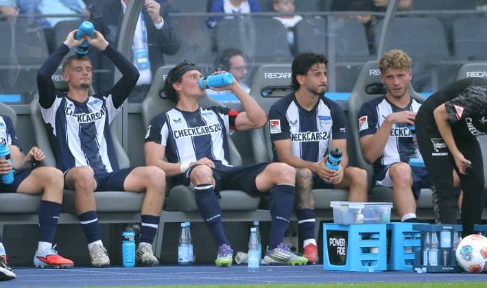 Michael Cuisance, Fabian Reese, Kevin Sessa, Marton Dardai, Hertha disappointed after the end of the game Disappointment Sport Soccer Football DFL 2 Bundesliga Men 6 Matchday Season 2025 2026 20 09 2025 Hertha BSC Berlin vs SC Paderborn SCP DFL regulations prohibit any use of photographs as image sequences and or quasi video