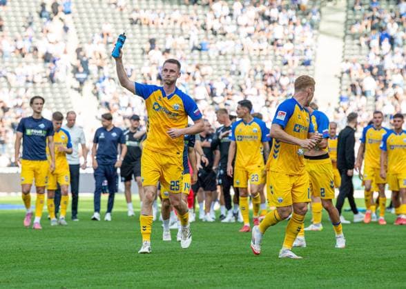 Soccer, Men, Season 2025 2026, 2 Bundesliga 6 Matchday , Hertha BSC SC Paderborn, f l Tjark Scheller Paderborn , Laurin Curda Paderborn , Cheering after final whistle, 20 09 2025, Copyright: xSebastianxRäppold MatthiasxKochx
