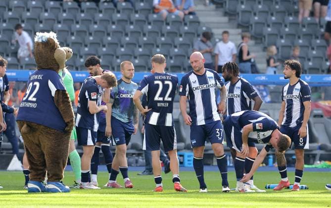 Hertha disappointed after the end of the match Disappointment Sport Football Soccer DFL 2 Bundesliga Men 6 Matchday Season 2025 2026 20 09 2025 Hertha BSC Berlin vs SC Paderborn SCP DFL regulations prohibit any use of photographs as image sequences and or quasi video