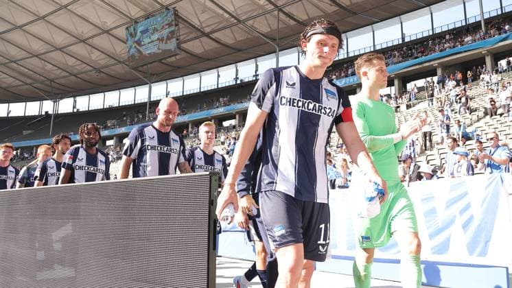 Fabian Reese, goalkeeper Tjark Ernst, Hertha disappointed after the end of the match Disappointment Sport Football Soccer DFL 2 Bundesliga Men 6 Matchday Season 2025 2026 20 09 2025 Hertha BSC Berlin vs SC Paderborn SCP DFL regulations prohibit any use of photographs as image sequences and or quasi video