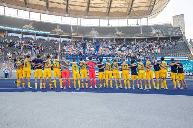 Soccer, Men, Season 2025 2026, 2 Bundesliga 6 Matchday , Hertha BSC SC Paderborn, Paderborn cheering after the final whistle, 20 09 2025, Copyright: xSebastianxRäppold MatthiasxKochx