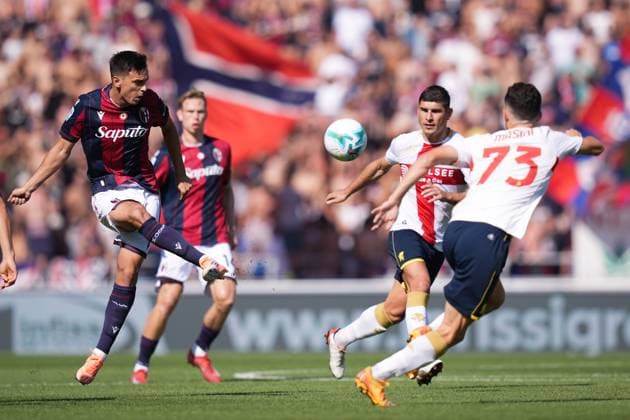 Bologna s Nikola Moro fights for the ball with GenoaÕs Patrizio Masini during the Serie A soccer match between Bologna and Genoa at the Renato DallÕAra Stadium in Bologna, north Italy - Saturday, September 20, 2025 -  Copyright: xMassimoxPaolone LaPressex