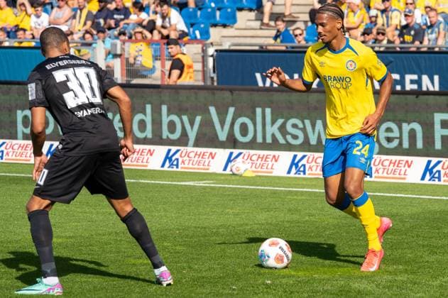 Germany Soccer 2 Bundesliga, Matchday 6 2025 2026, Eintracht Braunschweig SV Elversberg on 20 09 2025 in Braunschweig Eintracht Stadion Sidi SanÃ Eintracht Braunschweig 24 and Jan Gyamerah SV Elversberg 30 Copyright: xSvenxHeidmannx