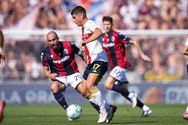 GenoaÕs Ruslan Malinovskyi fights for the ball with Bologna s Lorenzo De Silvestri during the Serie A soccer match between Bologna and Genoa at the Renato DallÕAra Stadium in Bologna, north Italy - Saturday, September 20, 2025 -  Copyright: xMassimoxPaolone LaPressex