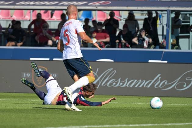 September 20, 2025, Bologna: Foul of Bologna s Juan Miranda by Genoa™s Leo Ostigard during the Italian soccer Serie A match between Bologna FC 1909 vs Genoa Cricket and Football Club on September 20, 2025 at the Renato Dall Ara Stadium in Bologna, Italy. ANSA . Soccer: Serie A; Bologna FC 1909 Vs Genoa Cricket And Football Club  - ZUMAa110 20250920_zaf_a110_010 Copyright: xAlessioxMarinix