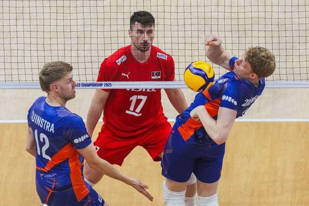 (250920) -- PASAY CITY, Sept. 20, 2025 -- Siebe Korenblek (front R) and Bennie Junior Tuinstra (front R) of the Netherlands compete during the round of 16 match between T¨¹rkiye and the Netherlands at the FIVB Men s World Championship, WM, Weltmeisterschaft 2025 in Pasay City, the Philippines, on Sept. 20, 2025. ) (SP)THE PHILIPPINES-PASAY CITY-VOLLEYBALL-FIVB MEN S WORLD CHAMPIONSHIP 2025-TUR VS NLD RouellexUmali 
