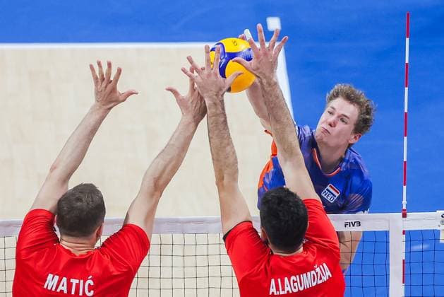 (250920) -- PASAY CITY, Sept. 20, 2025 -- Tom Koops (back R) of the Netherlands spikes the ball during the round of 16 match between T¨¹rkiye and the Netherlands at the FIVB Men s World Championship, WM, Weltmeisterschaft 2025 in Pasay City, the Philippines, on Sept. 20, 2025. ) (SP)THE PHILIPPINES-PASAY CITY-VOLLEYBALL-FIVB MEN S WORLD CHAMPIONSHIP 2025-TUR VS NLD RouellexUmali 