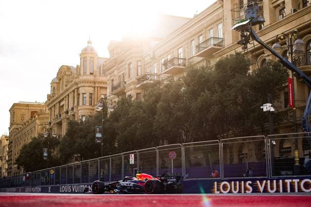 F1 - AZERBAIJAN GRAND PRIX 2025 01 VERSTAPPEN Max (nld), Red Bull Racing RB21, action during the 2025 Formula 1 Qatar Airways Azerbaijan Grand Prix, 17th round of the 2025 FIA Formula One World Championship, WM, Weltmeisterschaft from September 19 to 21, 2025 on the Baku City Circuit, in Baku, Azerbaijan -  Copyright: xEricxAlonsox