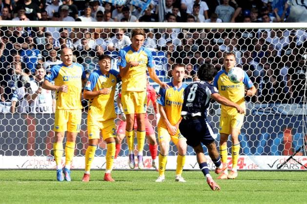 DEU, DFL, 2 FBL, Hertha BSC vs Paderborn, 20 09 2025, Berliner Olympiastadion, Berlin, DEU, DFL, 2 FBL, Hertha BSC vs Paderborn, im Bild Freistoss von Kevin Sessa Hertha BSC Berlin 8 , Paderborner Mauer DFL regulations prohibit any use of Photographs as image sequences and or quasi video nordphotoxGmbHx xEngler nph00076