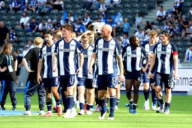 DEU, DFL, 2 FBL, Hertha BSC vs Paderborn, 20 09 2025, Berliner Olympiastadion, Berlin, DEU, DFL, 2 FBL, Hertha BSC vs Paderborn, im Bild Hertha Spielerkreis, Toni Leistner Hertha BSC Berlin 37 , Sebastian Groenning Hertha BSC Berlin 17 , Fabian Reese Hertha BSC Berlin 11 , Deyovaisio Zeefuik Hertha BSC Berlin 42 DFL regulations prohibit any use of Photographs as image sequences and or quasi video nordphotoxGmbHx xEngler nph00076