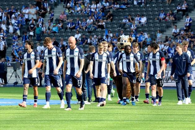 DEU, DFL, 2 FBL, Hertha BSC vs Paderborn, 20 09 2025, Berliner Olympiastadion, Berlin, DEU, DFL, 2 FBL, Hertha BSC vs Paderborn, im Bild Hertha Spielerkreis, Toni Leistner Hertha BSC Berlin 37 , Sebastian Groenning Hertha BSC Berlin 17 , Fabian Reese Hertha BSC Berlin 11 , Deyovaisio Zeefuik Hertha BSC Berlin 42 DFL regulations prohibit any use of Photographs as image sequences and or quasi video nordphotoxGmbHx xEngler nph00076