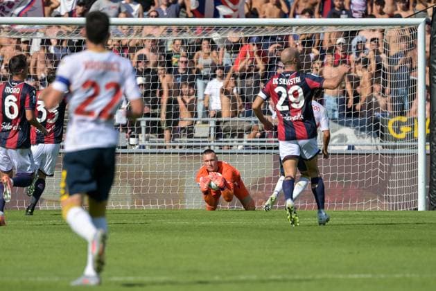 September 20, 2025, Bologna: Bologna s Lukasz Skorupski saves the ball during the Italian soccer Serie A match between Bologna FC 1909 vs Genoa Cricket and Football Club on September 20, 2025 at the Renato Dall Ara Stadium in Bologna, Italy. ANSA . Soccer: Serie A; Bologna FC 1909 Vs Genoa Cricket And Football Club  - ZUMAa110 20250920_zaf_a110_011 Copyright: xAlessioxMarinix