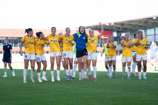 Jena players Merza Julevic 10 Jena , Noemi Gentile 25 Jena , Steffi Schmid 20 Jena celebrate with fans after the draw at the Google Pixel Womens Bundesliga match FC Bayern Munich FC Carl Zeiss Jena on 20 09 2025 Munich FC Bayern Campus Bayern Germany