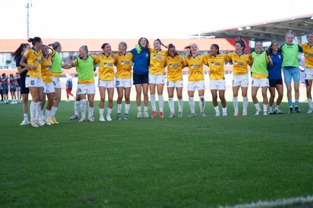 The players of Jena Merza Julevic 10 Jena , Noemi Gentile 25 Jena , Steffi Schmid 20 Jena Nelly Juckel 31 Jena celebrate with the fans after the draw at the Google Pixel Womens Bundesliga match FC Bayern Munich FC Carl Zeiss Jena on 20 09 2025 Munich FC Bayern Campus Bayern Germany
