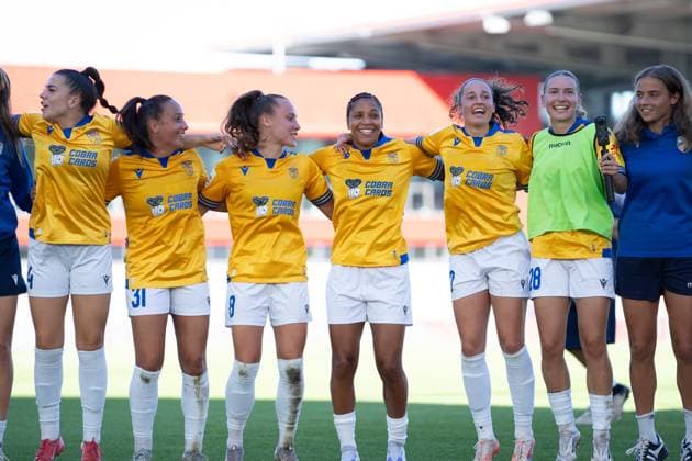 The players of j31 , Felicia Sträßer 8 Jena , Emily Reske 28 Jena celebrate with the fans after the draw at the Google Pixel Womens Bundesliga match FC Bayern Munich FC Carl Zeiss Jena on 20 09 2025 Munich FC Bayern Campus Bayern Germany
