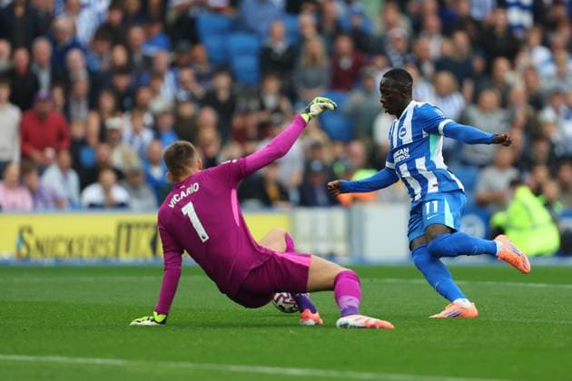 Football - 2025 2026 Premier League - Brighton & Hove Albion vs Tottenham Hotspur - Amex Stadium - Saturday 20th September 2025 Yankuba Minteh of Brighton rounds Guglielmo Vicario of Tottenham Hotspur to slot into an empty net to score during the Premier League match at the Amex Stadium COLORSPORT Shaun Boggust 