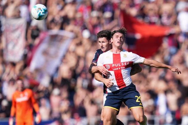GenoaÕs Lorenzo Colombo fights for the ball with Bologna s Martin Vitik during the Serie A soccer match between Bologna and Genoa at the Renato DallÕAra Stadium in Bologna, north Italy - Saturday, September 20, 2025 -  Copyright: xMassimoxPaolone LaPressex