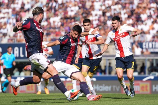 Bologna s Riccardo Orsolini fights for the ball with Genoa s Aaron Martin during the Serie A soccer match between Bologna and Genoa at the Renato DallÕAra Stadium in Bologna, north Italy - Saturday, September 20, 2025 -  Copyright: xMassimoxPaolone LaPressex