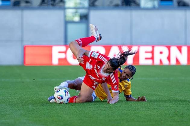 Jovana Damnjanovic 9 Bayern and Josephine Bonsu 23 Jena in action at the Google Pixel Womens Bundesliga match FC Bayern Munich FC Carl Zeiss Jena on 20 09 2025 Munich FC Bayern Campus Bayern Germany