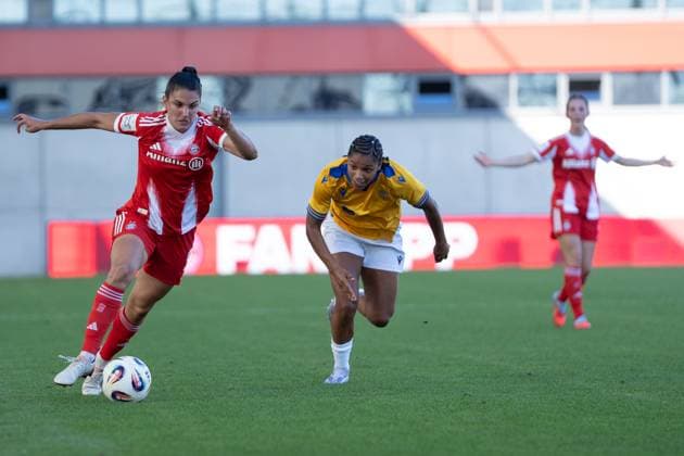 Jovana Damnjanovic 9 Bayern and Josephine Bonsu 23 Jena in action at the Google Pixel Womens Bundesliga match FC Bayern Munich FC Carl Zeiss Jena on 20 09 2025 Munich FC Bayern Campus Bayern Germany