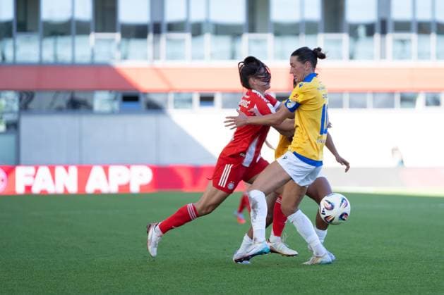 Jovana Damnjanovic 9 Bayern and Merza Julevic 10 Jena in action at the Google Pixel Womens Bundesliga match FC Bayern Munich FC Carl Zeiss Jena on 20 09 2025 Munich FC Bayern Campus Bayern Germany