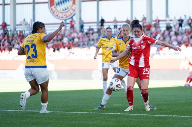 Steffi Schmid 20 Jena and Sarah Zadrazil 25 FC Bayern in action at the Google Pixel Womens Bundesliga match FC Bayern Munich FC Carl Zeiss Jena on 20 09 2025 Munich FC Bayern Campus Bayern Germany