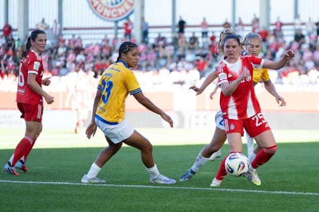 Josephine Bonsu 23 Jena and Sarah Zadrazil 25 FC Bayern in action at the Google Pixel Womens Bundesliga match FC Bayern Munich FC Carl Zeiss Jena on 20 09 2025 Munich FC Bayern Campus Bayern Germany