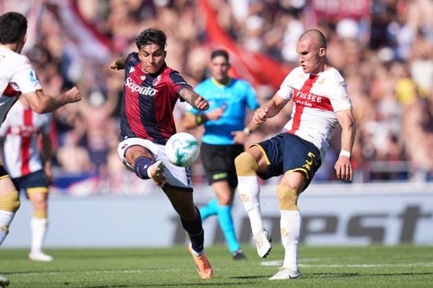 Bologna s Santiago Castro fights for the ball with Genoa s Leo Ostigard during the Serie A soccer match between Bologna and Genoa at the Renato DallÕAra Stadium in Bologna, north Italy - Saturday, September 20, 2025 -  Copyright: xMassimoxPaolone LaPressex