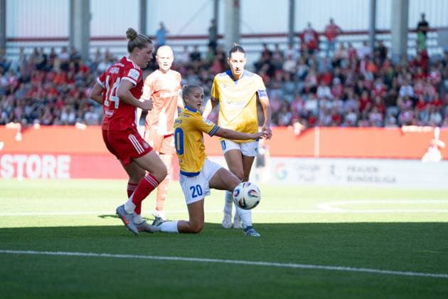 Alara Sehitler 14 Bayern and Steffi Schmid 20 Jena in action at the Google Pixel Womens Bundesliga match FC Bayern Munich FC Carl Zeiss Jena on 20 09 2025 Munich FC Bayern Campus Bayern Germany