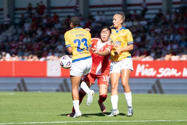 Josephine Bonsu 23 Jena and Momoko Tanikawa 18 Bayern in action at the Google Pixel Womens Bundesliga match FC Bayern Munich FC Carl Zeiss Jena on 20 09 2025 Munich FC Bayern Campus Bayern Germany