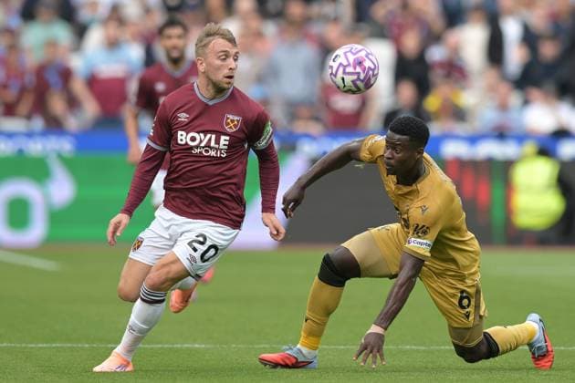 West Ham vs Crystal Palace Premier League Jarrod Bowen of West Ham United clashes with Marc Guehi of Crystal Palace during the West Ham vs Crystal Palace, Premier League match at the London Stadium Stratford. London The London Stadium UK Copyright: xMartinxDaltonx WestHam_vs_CrystalPalace_200925_MD_126