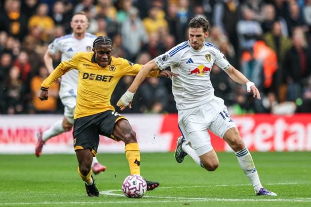Premier League Wolverhampton Wanderers v Leeds United Jean-Ricner Bellegarde of Wolverhampton Wanderers and Anton Stach of Leeds United battle for the ball during the Premier League match Wolverhampton Wanderers vs Leeds United at Molineux, Wolverhampton, United Kingdom, 20th September 2025 (Photo by Alfie Cosgrove News Images) Wolverhampton Molineux West Midlands United Kingdom Copyright: xAlfiexCosgrove NewsxImagesx
