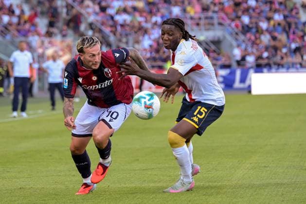 Bologna s Federico Bernardeschi and Genoa s Brooke Norton-Cuffy portrait in action during Bologna FC vs Genoa CFC, Italian soccer Serie A match in Bologna, Italy, September 20 2025  Copyright: xAlessioxMarini IPAxSportx xipa-agency.netx xx IPA_65337959 IPA_Agency_IPA65337959