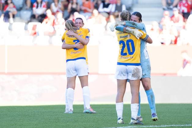 Jena players Steffi Schmid 20 Jena , Hannah Etzold 13 Jena celebrate the draw at the Google Pixel Womens Bundesliga match FC Bayern Munich FC Carl Zeiss Jena on 20 09 2025 Munich FC Bayern Campus Bayern Germany