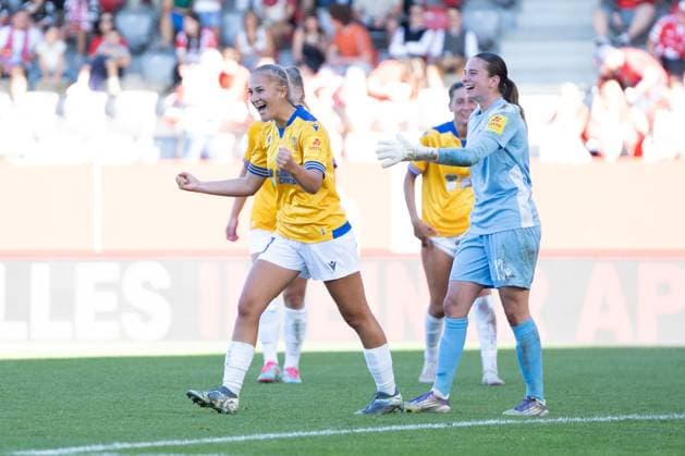 Jena players Steffi Schmid 20 Jena , Hannah Etzold 13 Jena celebrate the draw at the Google Pixel Womens Bundesliga match FC Bayern Munich FC Carl Zeiss Jena on 20 09 2025 Munich FC Bayern Campus Bayern Germany