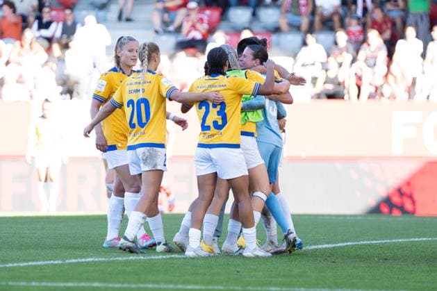 Carl Zeiss Jena players Steffi Schmid 20 Jena , Josephine Bonsu 23 Jena , Hannah Etzold 13 Jena embrace after the draw after the Google Pixel Womens Bundesliga match FC Bayern Munich FC Carl Zeiss Jena on 20 09 2025 Munich FC Bayern Campus Bayern Germany