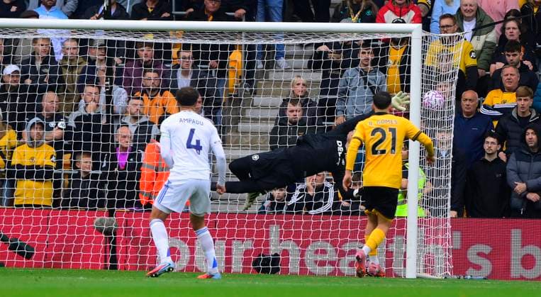Wolverhampton Wanderers v Leeds United, Wolverhampton, UK - 20 Sep 2025 Goal celebrations for Anton Stach of Leeds United as he scores direct from a free kick during the Premier League Match between Wolverhampton Wanderers and Leeds United at Molineux, Wolverhampton, on 20 September 2025. Wolverhampton Molineux Warwickshire England Copyright: xTomxSandberg PPAUKx PPA-215705