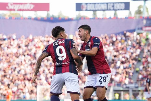 Bologna s Santiago Castro celebrates with Bologna s Nicolo Cambiaghi after scoring the 1-1 goal for his team during the Serie A soccer match between Bologna and Genoa at the Renato Dall™Ara Stadium in Bologna, north Italy - Saturday, September 20, 2025 -  Copyright: xMassimoxPaolone LaPressex