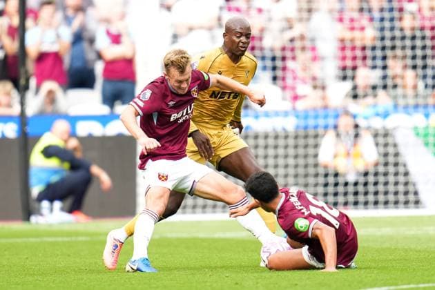 Premier League West Ham United v Crystal Palace Mateus Fernandes of West Ham United slides in with Jean-Philippe Mateta of Crystal Palace and James Ward-Prowse of West Ham United battling for the ball during the Premier League match West Ham United vs Crystal Palace at London Stadium, London, United Kingdom, 20th September 2025 (Photo by Harvey Murphy News Images) Copyright: xHarveyxMurphy NewsxImagesx