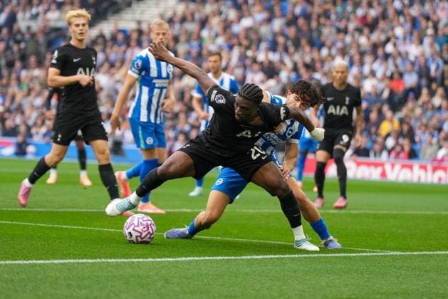 Brighton and Hove Albion v Tottenham Hotspur, Premier League, Football, Amex Stadium, Brighton, UK - 20 Sep 2025 Mohammed Kudus of Tottenham Hotspur holds off Ferdi Kadioglu of Brighton & Hove Albion Brighton Amex Stadium Brighton GBR, UK NEWSPAPERS OUT Copyright: xSeanxRyanx