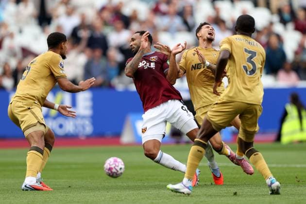 West Ham United gegen Crystal Palace 20. September 1998 London Premier League Fußball West Ham United gegen Crystal Palace Callum Wilson von West Ham United stößt mit Yeremy Pino von Crystal Palace zusammen Foto  Copyright: xMarkxLeechxOffside