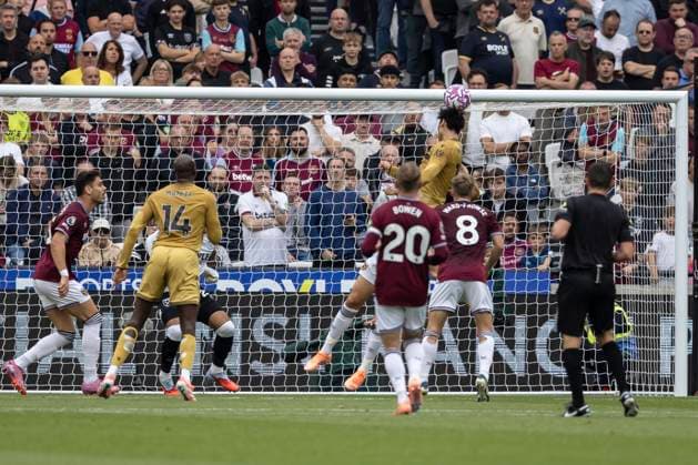 Football - 2025 2026 Premier League - West Ham United vs Crystal Palace - London Stadium - Saturday 20th September 2025 Daichi Kamada (Crystal Palace FC) rises high to head the ball just over the West Ham cross bar COLORSPORT DANIEL BEARHAM  csp_whu_cry_db_20092025_