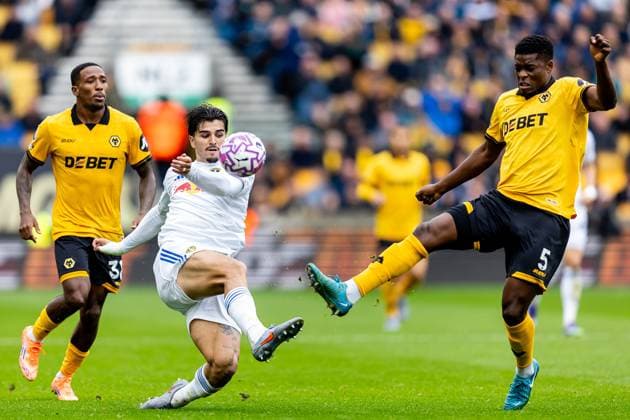 Wolverhampton Wanderers v Leeds United Premier League 20 09 2025. Leeds United defender Pascal Struijk (5) battles for possession with Wolverhampton Wanderers midfielder Marshall Munetsi (5) during the Premier League match between Wolverhampton Wanderers and Leeds United at Molineux, Wolverhampton, England on 20 September 2025. Wolverhampton Molineux West Midlands England Editorial use only DataCo restrictions apply See www.football-dataco.com , Copyright: xManjitxNarotrax PSI-22857-0041
