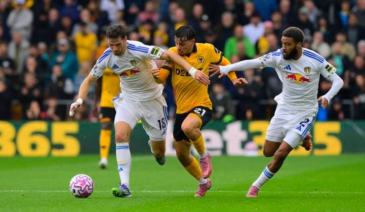 Wolverhampton Wanderers v Leeds United, Wolverhampton, UK - 20 Sep 2025 Rodrigo Gomes of Wolverhampton Wanderers battles for the ball with Anton Stach of Leeds United and Jayden Bogle of Leeds United during the Premier League Match between Wolverhampton Wanderers and Leeds United at Molineux, Wolverhampton, on 20 September 2025. Wolverhampton Molineux Warwickshire England Copyright: xTomxSandberg PPAUKx PPA-215827