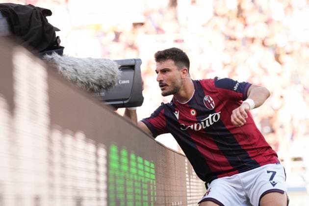 Bologna s Riccardo Orsolini celebrates after scoring the 2-1 goal for his team during the Serie A soccer match between Bologna and Genoa at the Renato DallÕAra Stadium in Bologna, north Italy - Saturday, September 20, 2025 -  Copyright: xMassimoxPaolone LaPressex