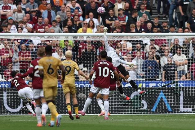 20th September 2025; London Stadium, London, England; Premier League Football, West Ham United versus Crystal Palace; goalkeeper Alphonse Areola of West Ham United saves from Yeremi Pino of Crystal Palace  KatiexChan