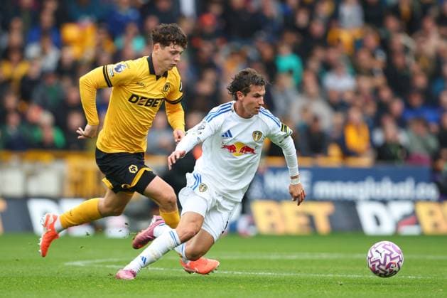 Wolverhampton Wanderers v Leeds United - Premier League Ladislav Krejci of Wolverhampton Wanderers and Brenden Aaronson of Leeds United challenge during the Premier League match between Wolverhampton Wanderers and Leeds United at Molineux on September 20, 2025 in Wolverhampton, England. Wolverhampton Molineux England United Kingdom Copyright: xEdxSykes Sportsphoto APLx 14135368