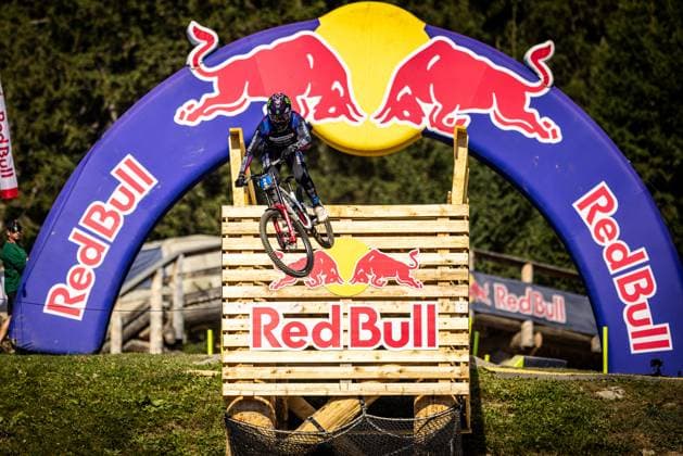 Whoop UCI Mountainbikeworldcup Downhill Lenzerheide VERGIER Loris COMMENCAL MUC OFF BY RIDING ADDICTIONat Whoop UCI Mountainbikeworldcup Downhill Lenzerheide, 20 09 2025,in Lenzerheide,SUI Photo Sebastian Sternemann