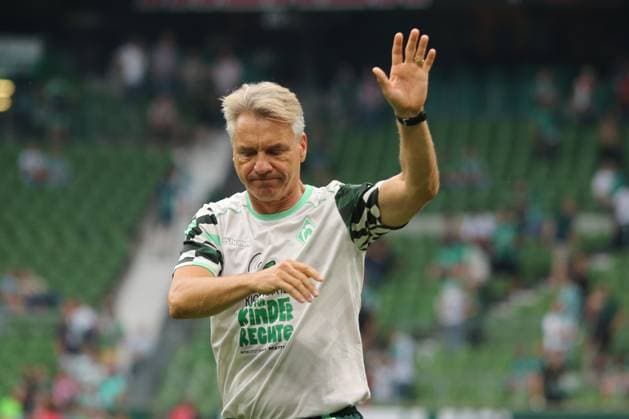 20 09 2025, xmohx, Soccer 1 Bundesliga, SV Werder Bremen SC Freiburg v l Coach Horst Steffen SV Werder Bremen Disappointed, sad, frustrated DFL DFB REGULATIONS PROHIBIT ANY USE OF PHOTOGRAPHS as IMAGE SEQUENCES and or QUASI VIDEO Bremen